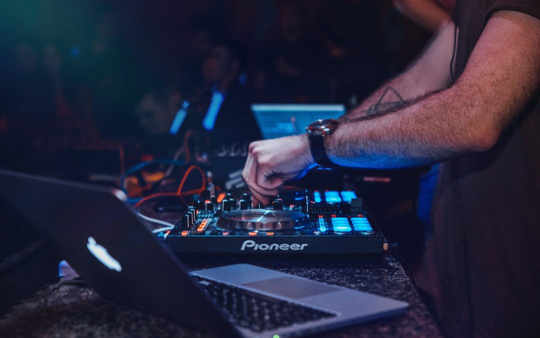A DJ's hands on the turn table